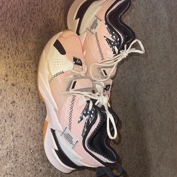 Size 8.5 Jordans / pale pink / lightly worn (excellent condition) - Picture 5 of 5